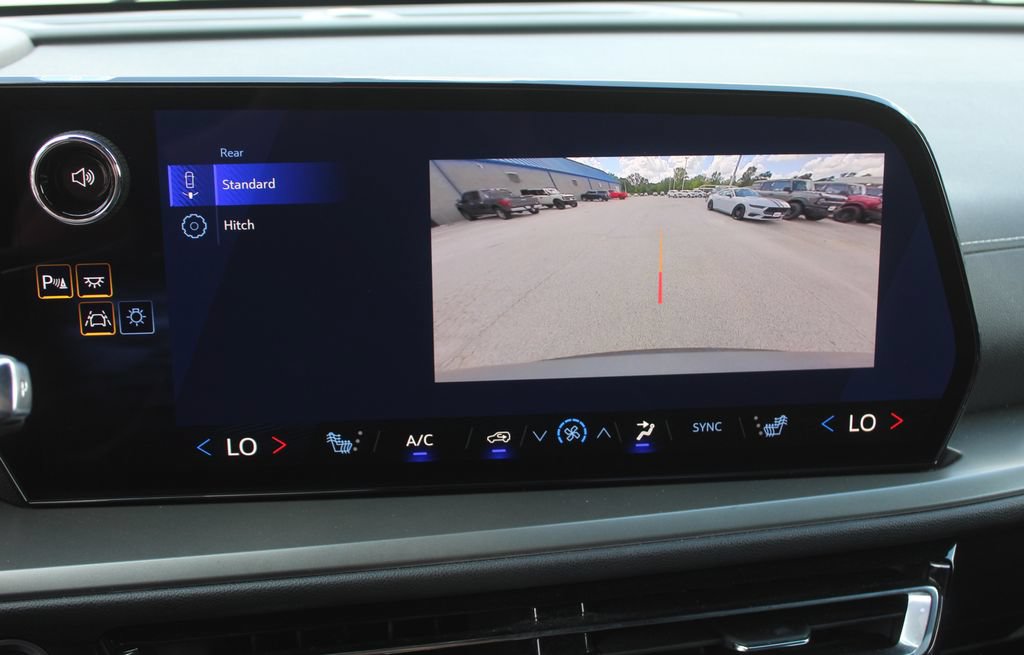 Used 2025 Chevrolet Traverse LT FWD image 25