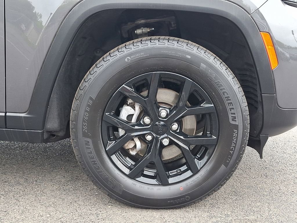 Used 2025 Jeep Grand Cherokee Altitude AWD/4WD image 9