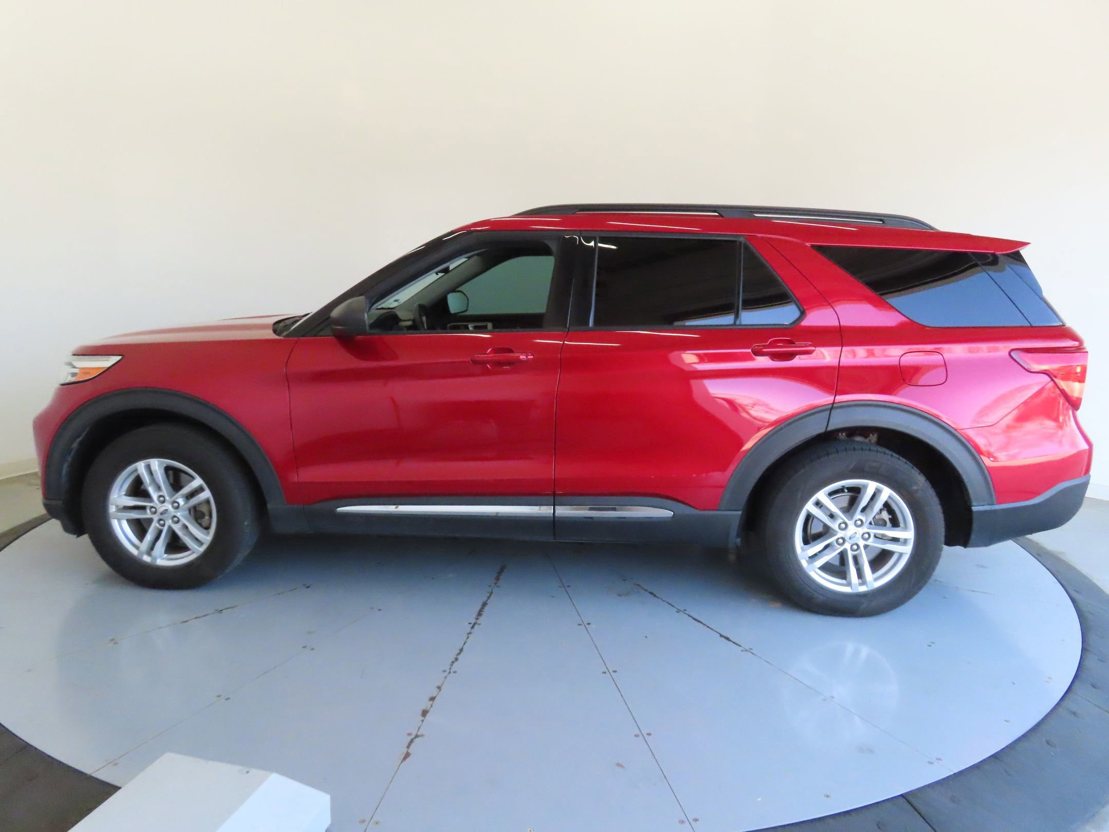 Certified 2022 Ford Explorer XLT image 2