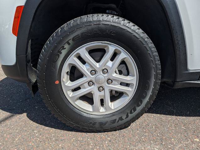 Used 2023 Jeep Grand Cherokee Laredo AWD/4WD image 9