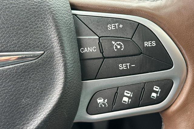 Used 2017 Chrysler Pacifica Limited image 31