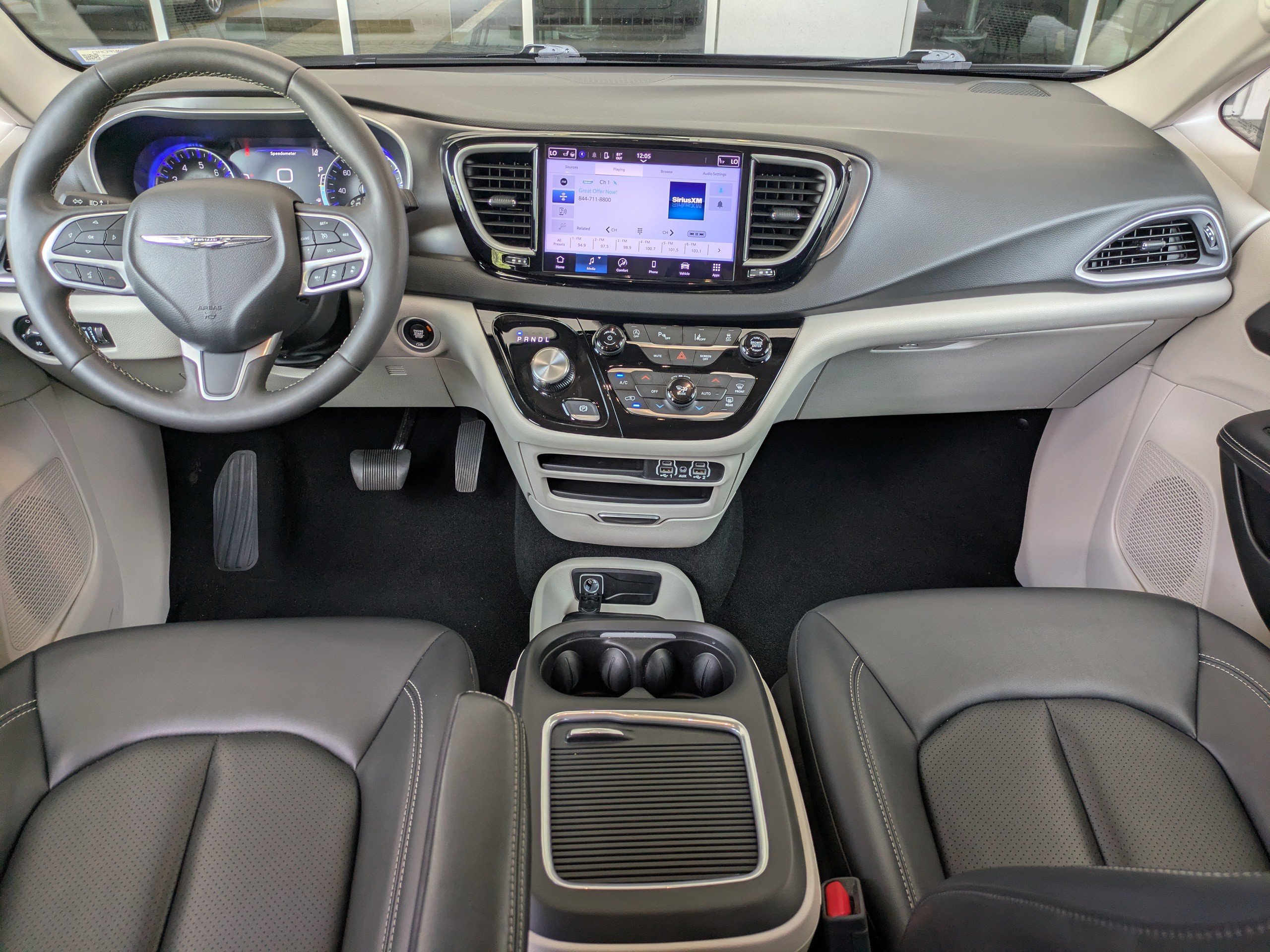 Used 2024 Chrysler Pacifica Touring-L FWD image 17