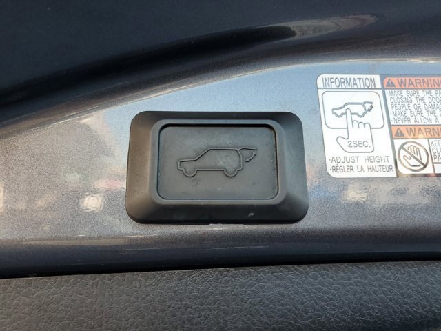 Used 2018 Toyota RAV4 SE image 9