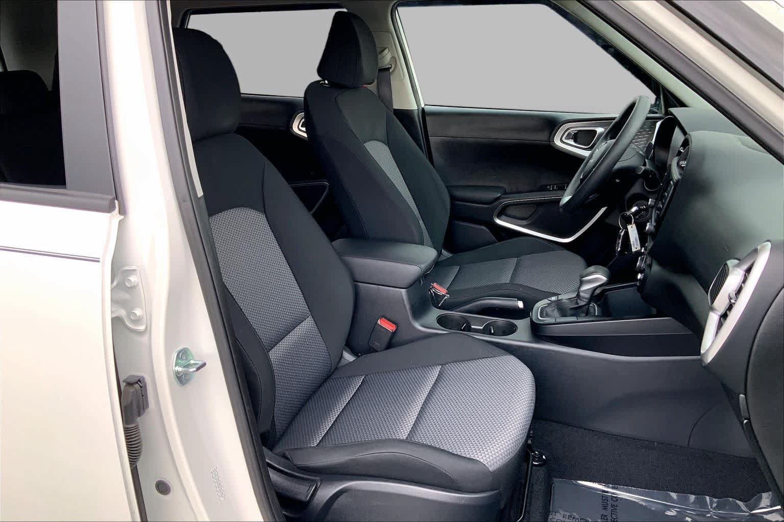 Used 2025 Kia Soul LX w/ LX Technology Package FWD image 9