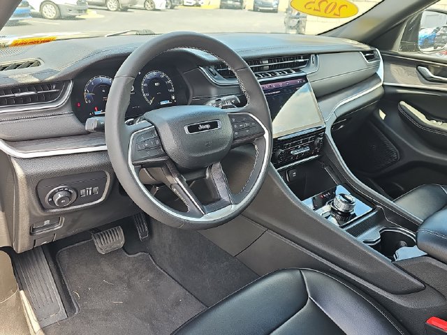Used 2025 Jeep Grand Cherokee Limited AWD/4WD image 18