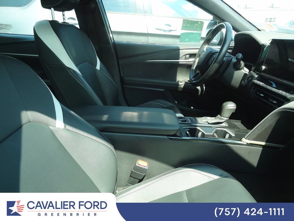 Used 2025 Toyota Camry SE FWD image 8