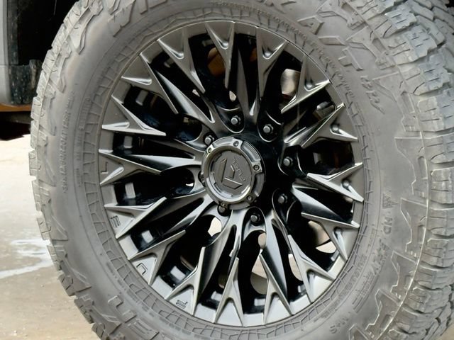 Used 2024 Chevrolet Silverado 2500 ZR2 w/ Technology Package AWD/4WD image 7