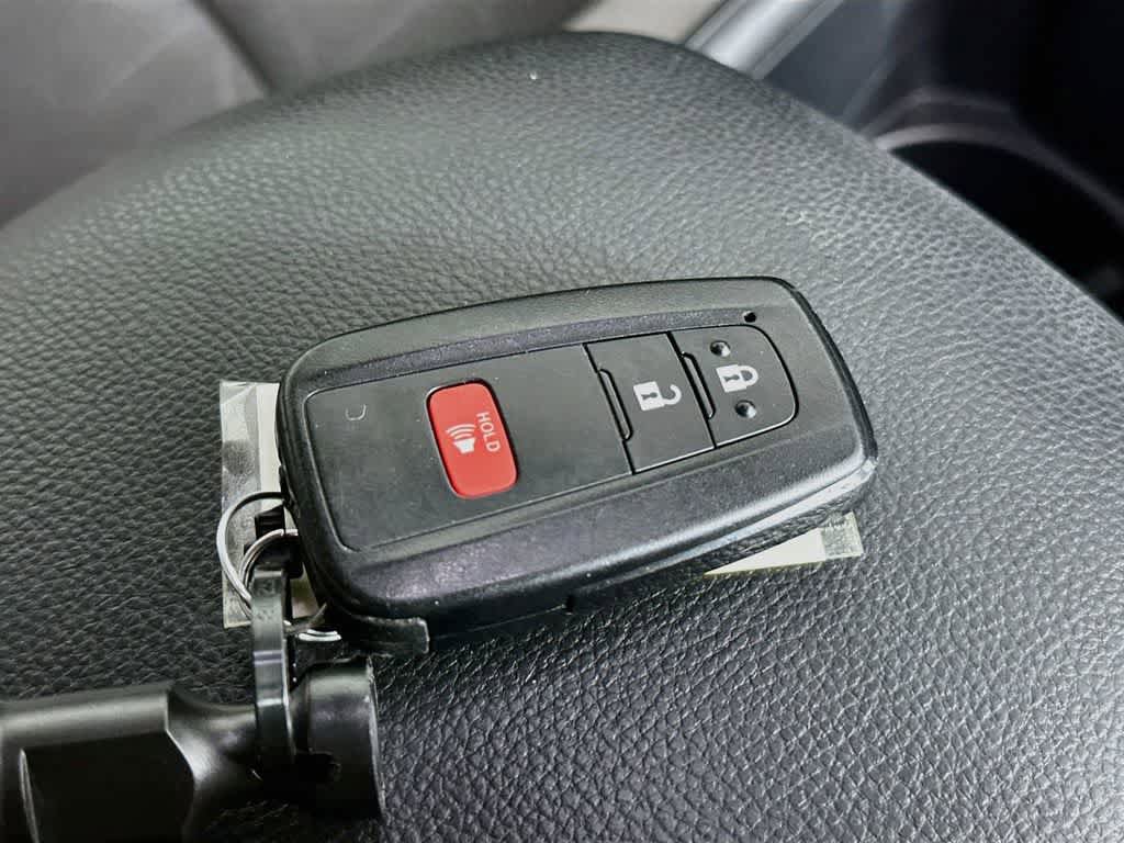 Used 2025 Toyota RAV4 XLE FWD image 22