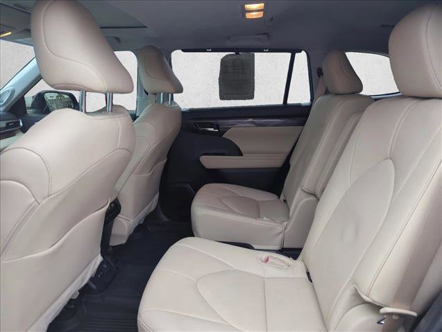 Used 2024 Toyota Highlander Limited image 18