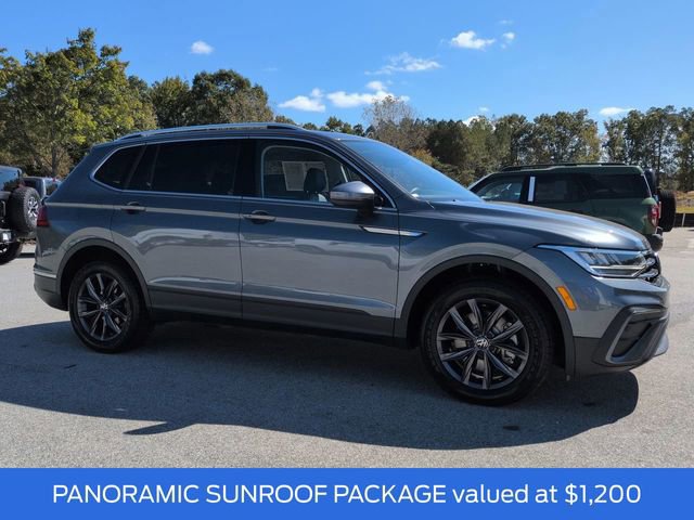 Used 2023 Volkswagen Tiguan SE w/ Panoramic Sunroof Package image 7
