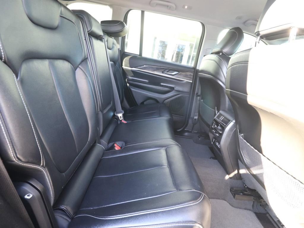 Used 2023 Jeep Grand Cherokee Limited w/ Black Appearance Package image 24
