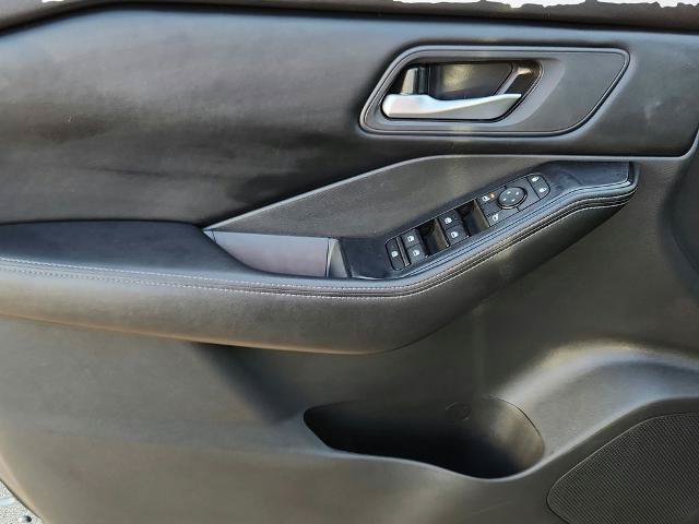 Used 2025 Nissan Rogue SV FWD image 17