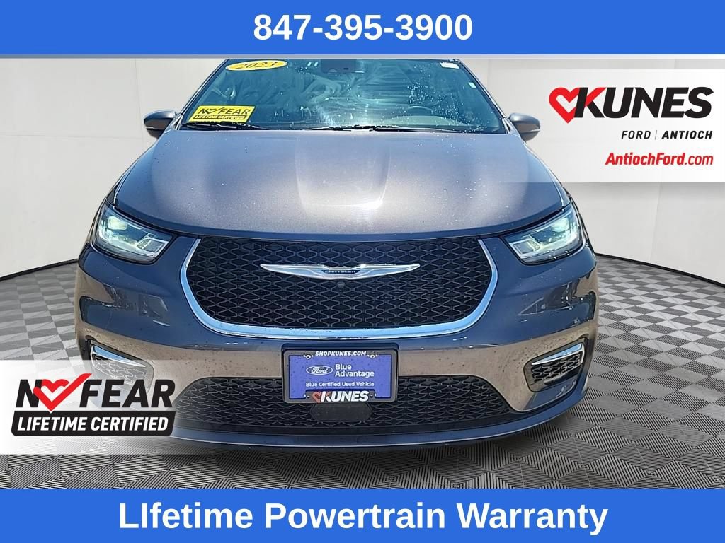 Used 2023 Chrysler Pacifica Touring-L FWD image 2