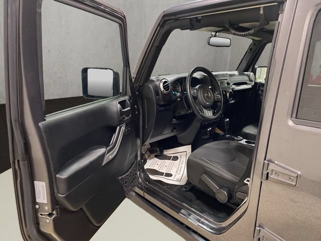 Used 2017 Jeep Wrangler Unlimited Rubicon w/ Connectivity Group AWD/4WD image 11