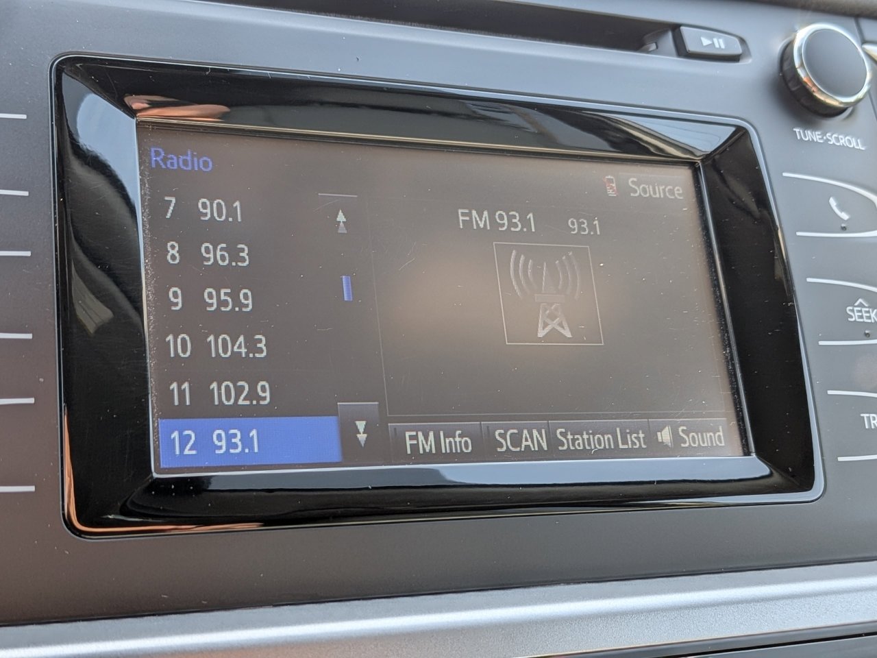 Used 2019 Toyota Highlander LE w/ Carpet Mat Package (TMS) AWD/4WD image 21
