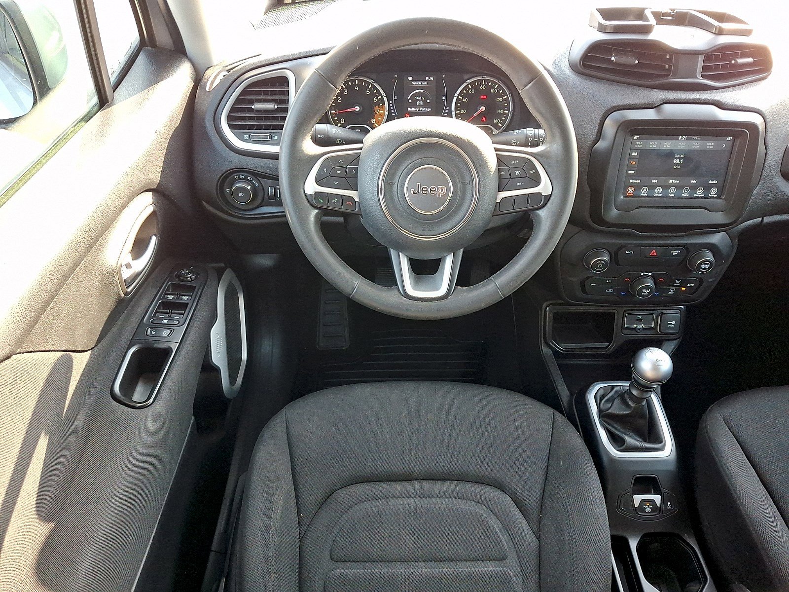 Used 2018 Jeep Renegade Latitude FWD image 9