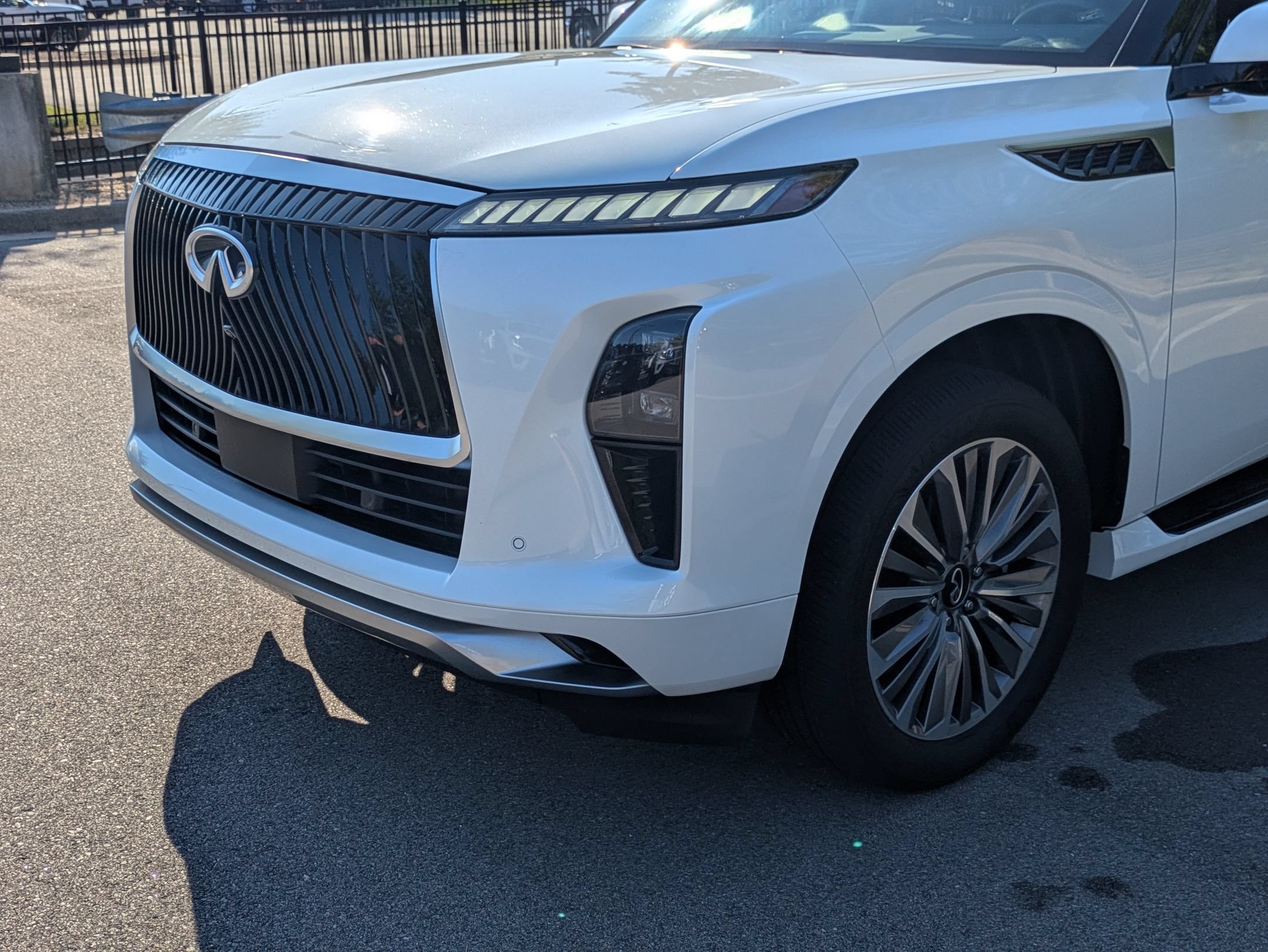 Used 2025 INFINITI QX80 Sensory AWD/4WD image 10