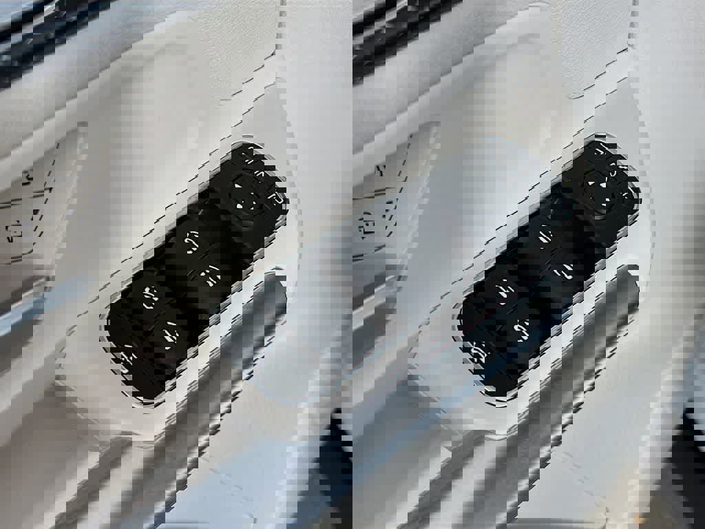 Used 2025 Mercedes-Benz GLA 250 4MATIC image 29