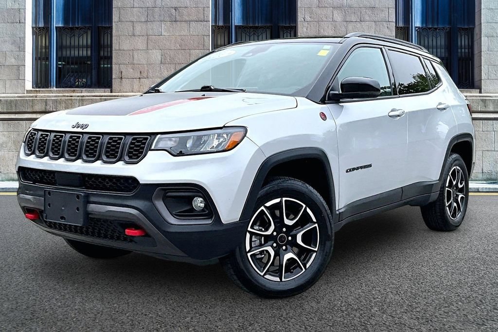 Used 2025 Jeep Compass Trailhawk AWD/4WD image 2