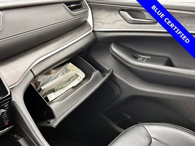 Used 2024 Jeep Grand Cherokee L Limited w/ Black Appearance Package image 17