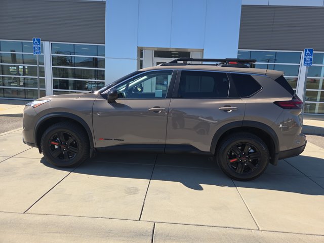 Used 2025 Nissan Rogue SV AWD/4WD image 2