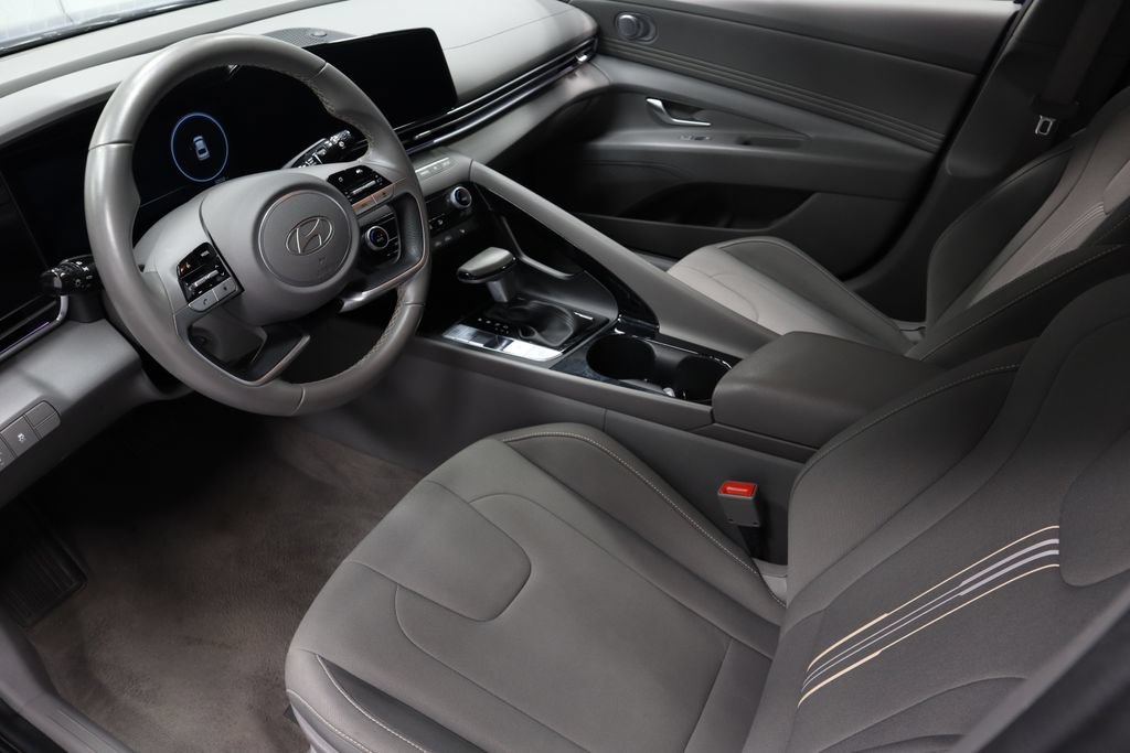 Used 2025 Hyundai Elantra SEL FWD image 24