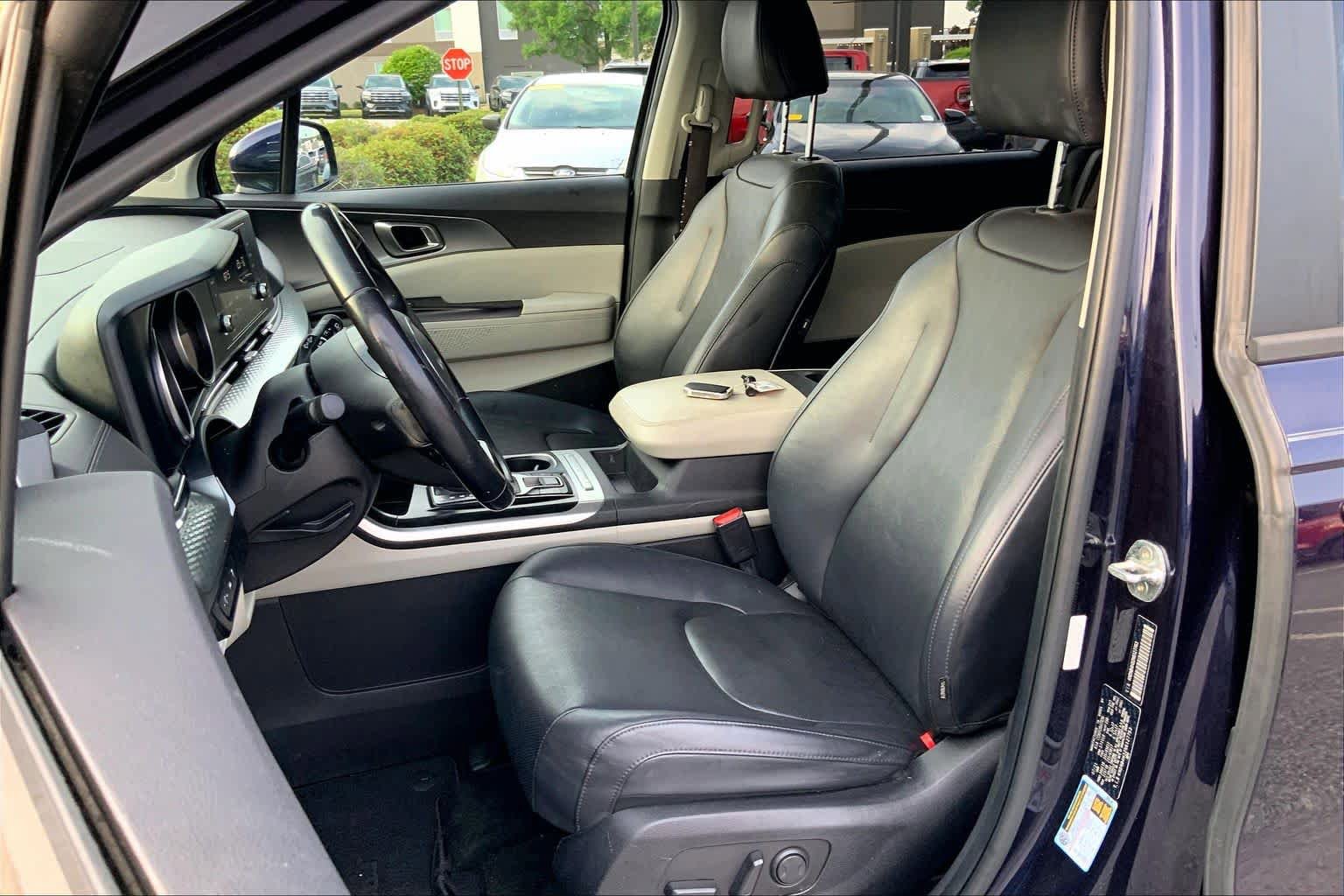 Used 2022 Kia Carnival LX FWD image 8