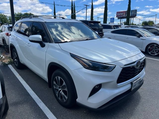Used 2022 Toyota Highlander XLE AWD/4WD image 4