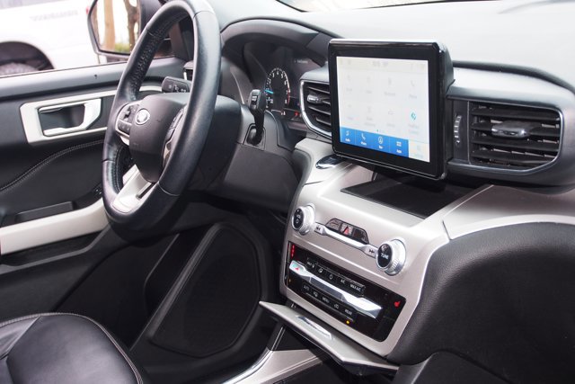 Certified 2022 Ford Explorer XLT w/ Equipment Group 202A image 10