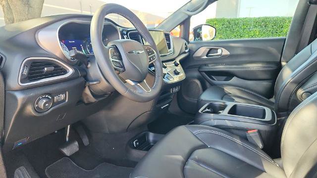 Used 2025 Chrysler Pacifica Select image 9
