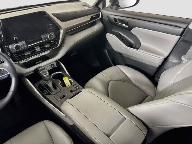 Used 2023 Toyota Highlander XLE FWD image 11
