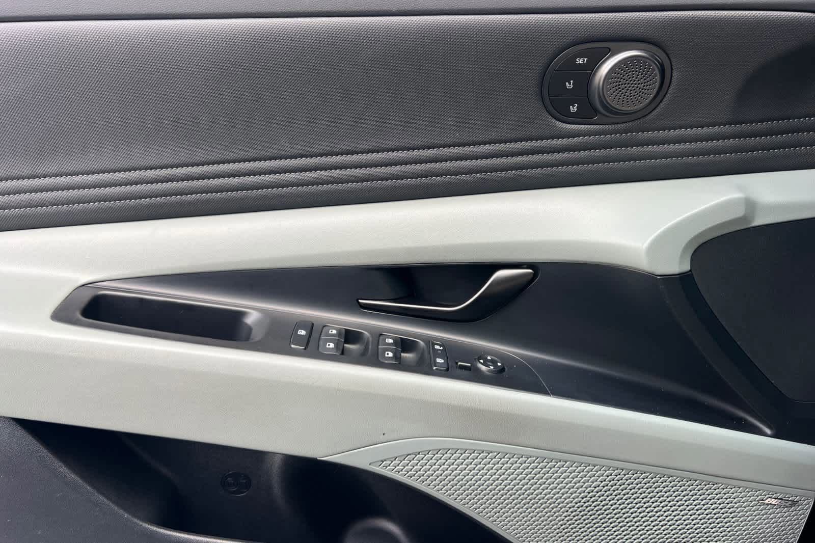 Used 2024 Hyundai Elantra Limited image 13