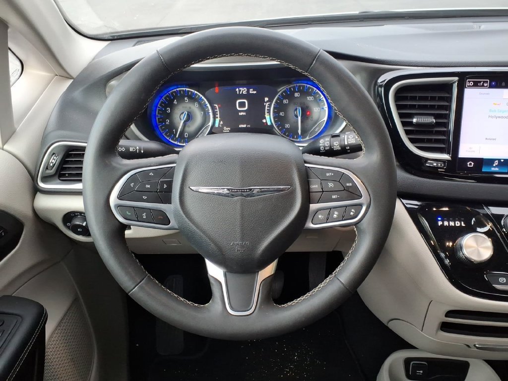 Used 2024 Chrysler Pacifica Touring-L FWD image 13