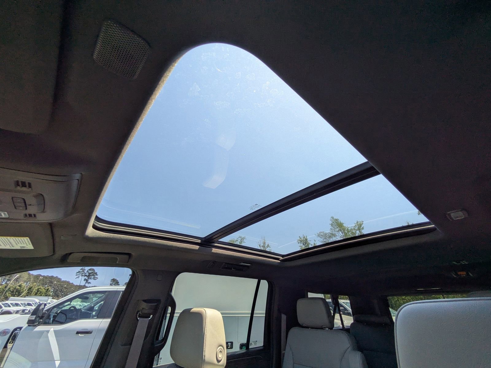 Used 2022 Chevrolet Suburban Z71 w/ Luxury Package image 17