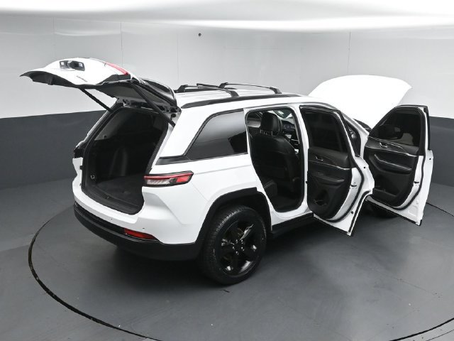 Used 2023 Jeep Grand Cherokee Limited w/ Black Appearance Package AWD/4WD image 58