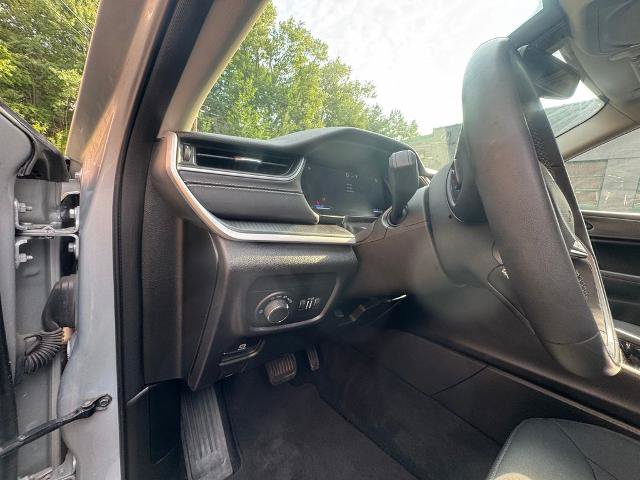 Used 2023 Jeep Grand Cherokee Laredo w/ Luxury Tech Group I AWD/4WD image 18