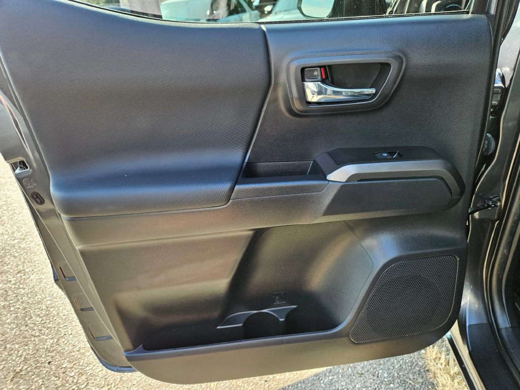 Used 2022 Toyota Tacoma TRD Off-Road AWD/4WD image 17