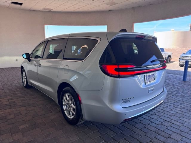 Used 2024 Chrysler Pacifica Touring-L FWD image 3