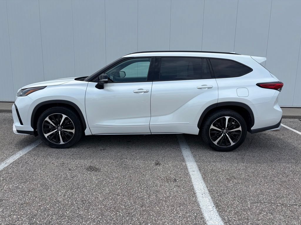 Used 2022 Toyota Highlander XSE AWD/4WD image 3