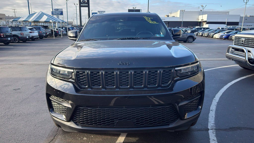 Used 2024 Jeep Grand Cherokee Altitude AWD/4WD image 3