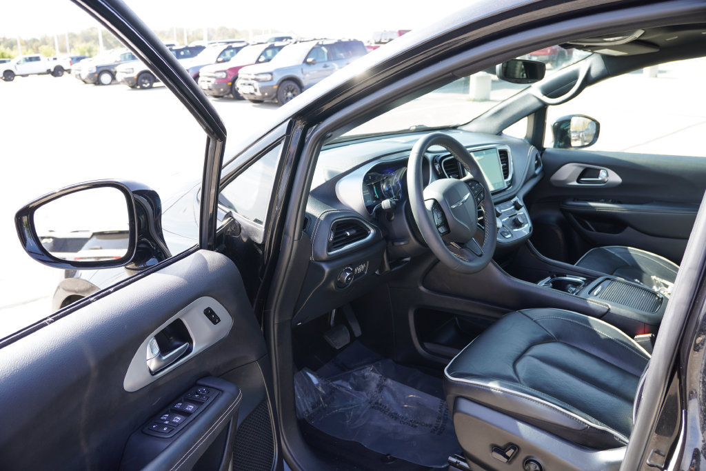 Used 2025 Chrysler Pacifica Limited FWD image 14