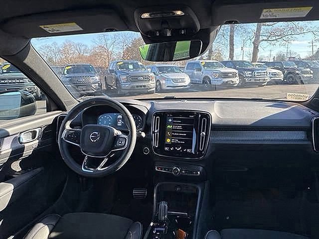 Used 2022 Volvo XC40 T5 R-Design w/ Advanced Package image 18