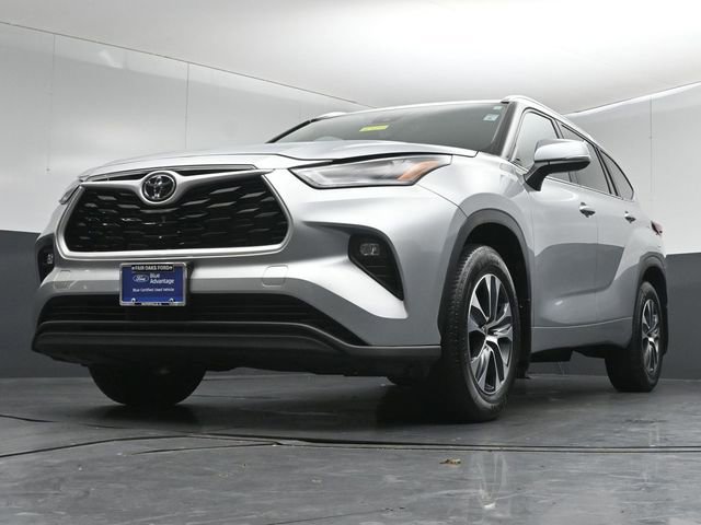 Used 2021 Toyota Highlander XLE AWD/4WD image 2