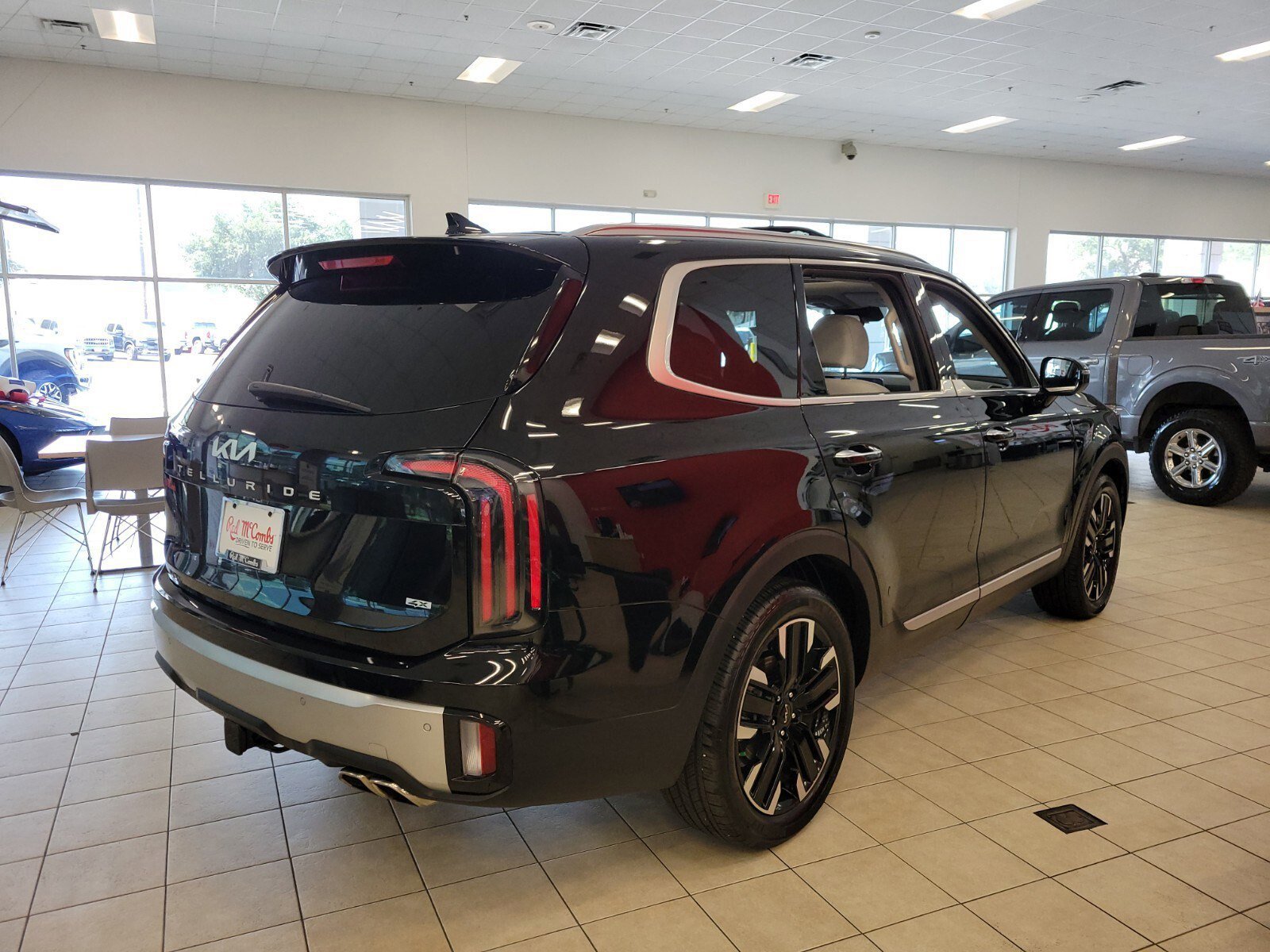 Used 2024 Kia Telluride SX w/ Towing Package image 2