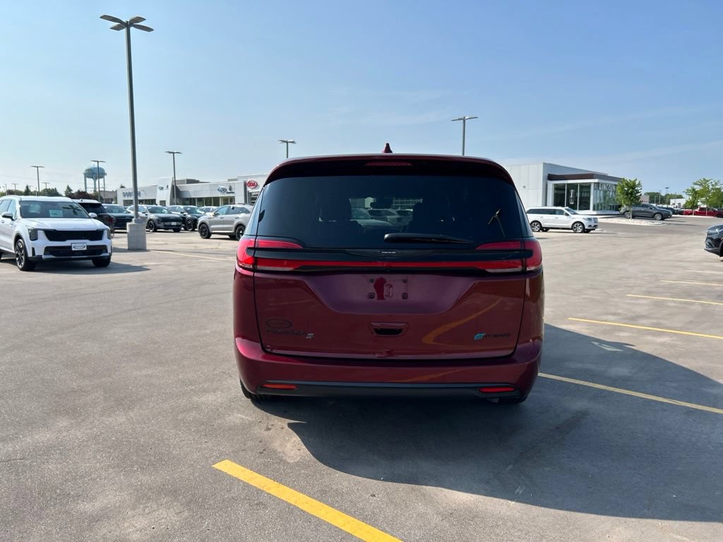 Used 2022 Chrysler Pacifica Touring-L w/ S Appearance Package FWD image 8