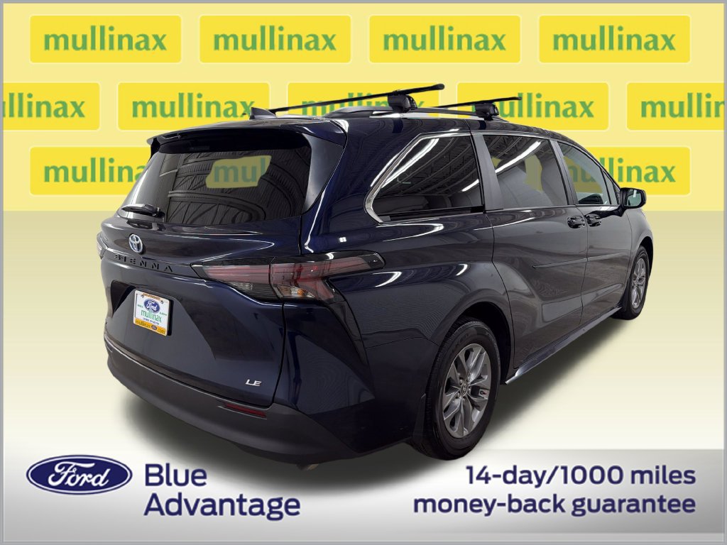 Used 2025 Toyota Sienna LE FWD image 3