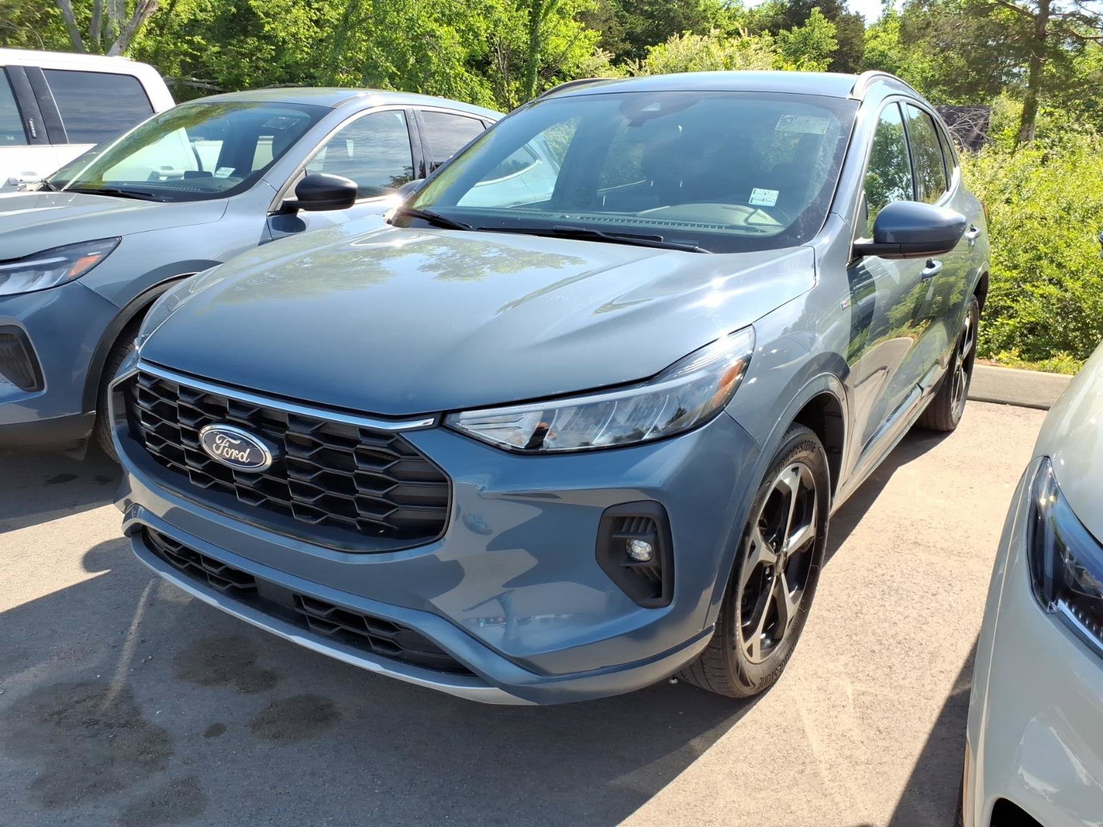 Certified 2023 Ford Escape ST-Line Select AWD/4WD image 3