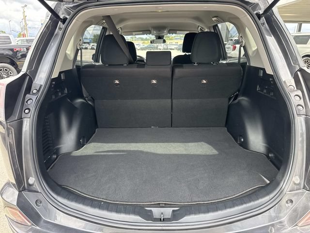 Used 2018 Toyota RAV4 LE FWD image 13