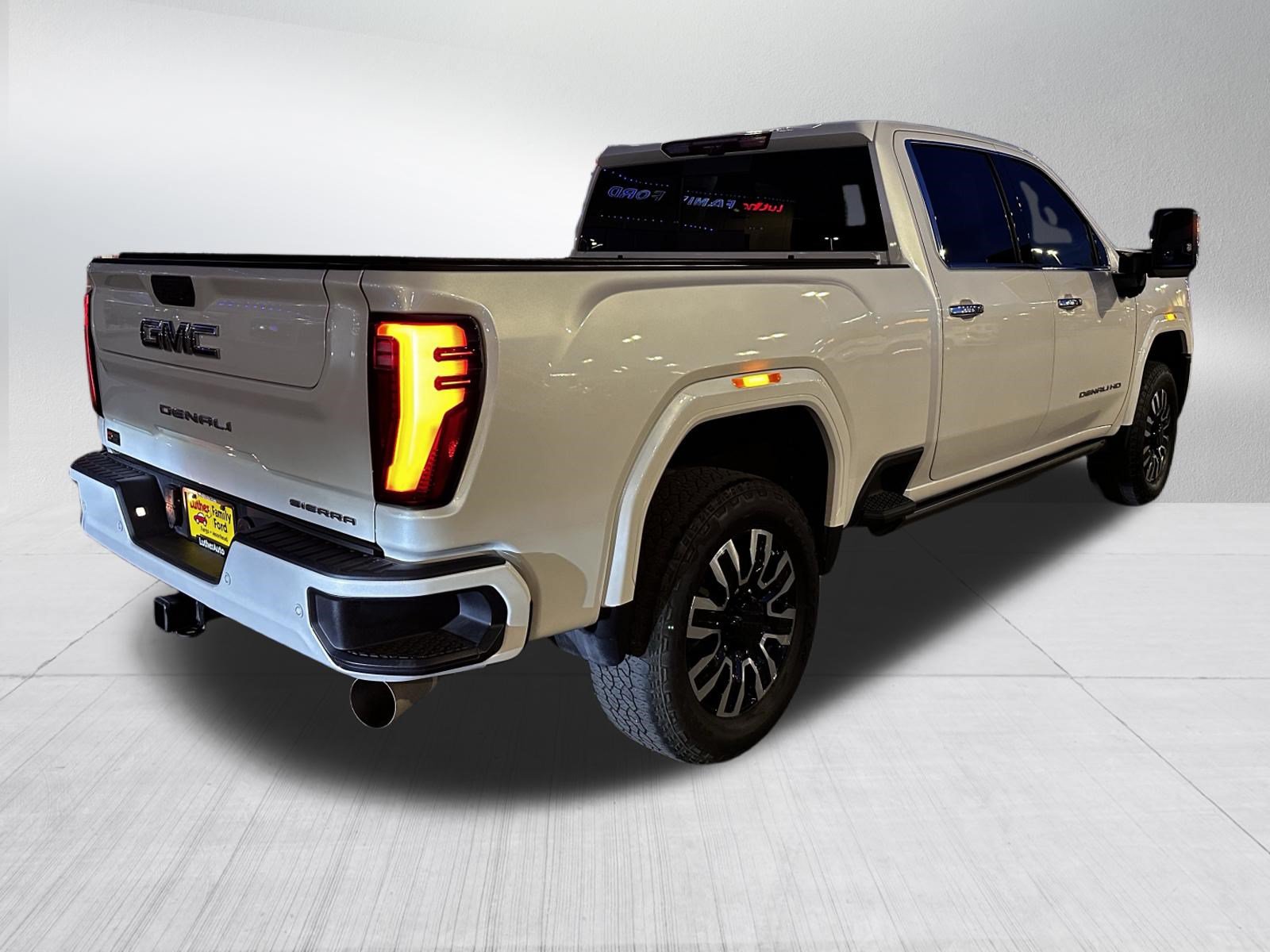 Used 2024 GMC Sierra 2500 Denali Ultimate AWD/4WD image 7