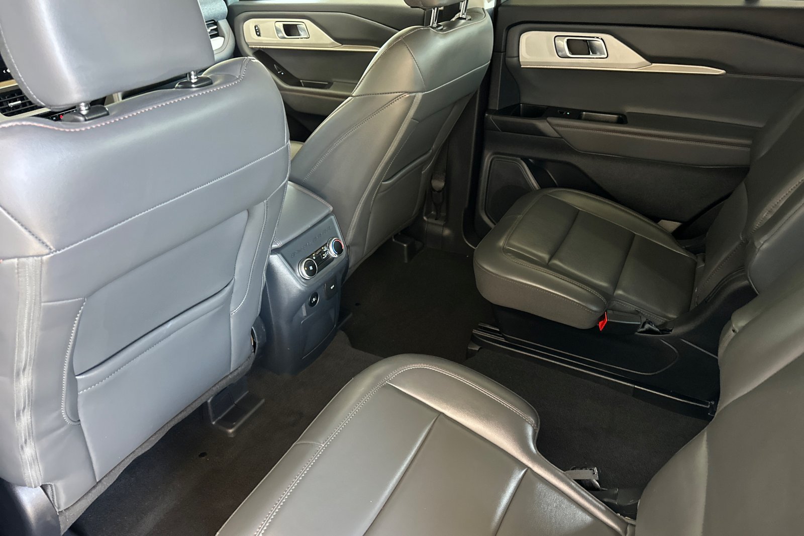 Certified 2025 Ford Explorer Active w/ Active Comfort Package AWD/4WD image 12